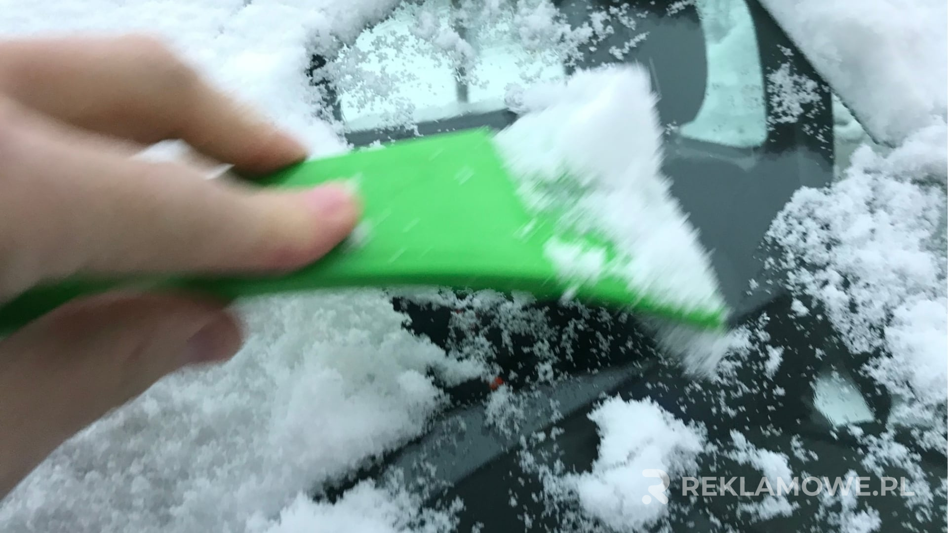 Porównanie różnych rodzajów skrobaczek reklamowych na tle biurka