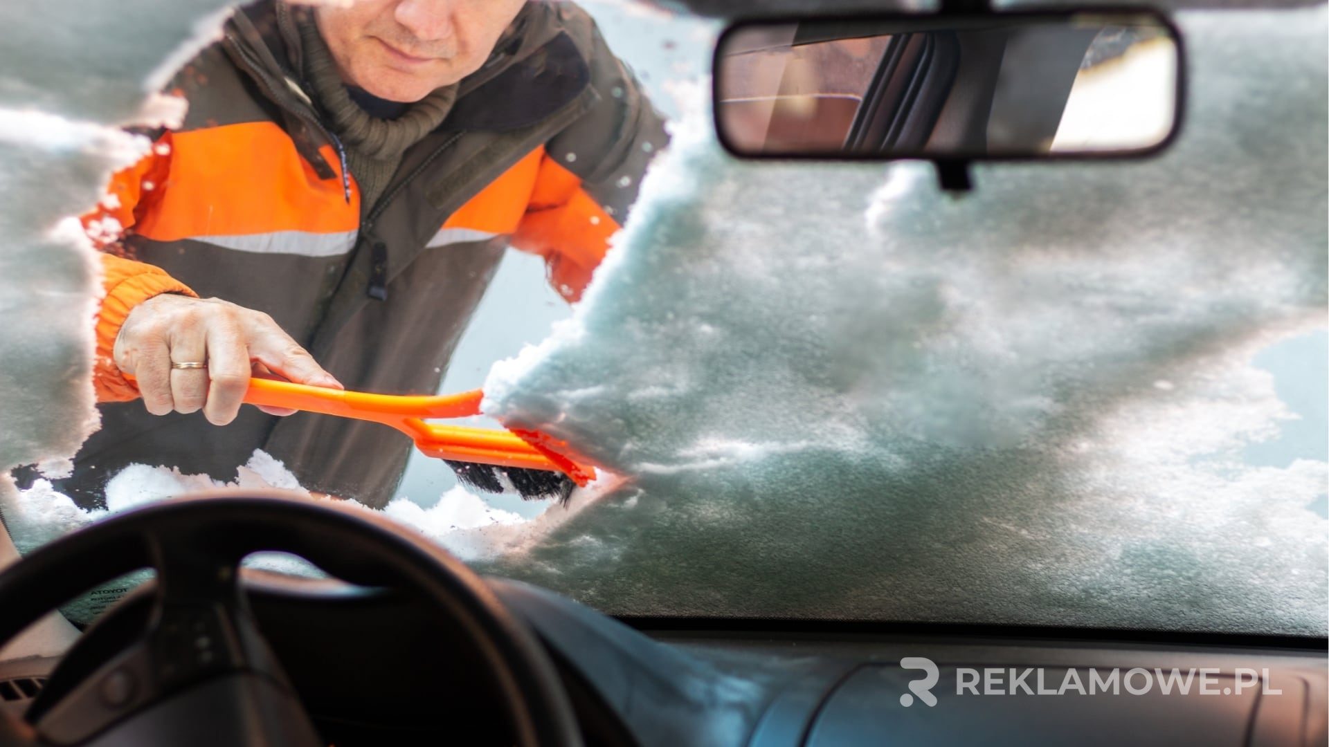 Skrobaczka reklamowa w użyciu na zimowym tle
