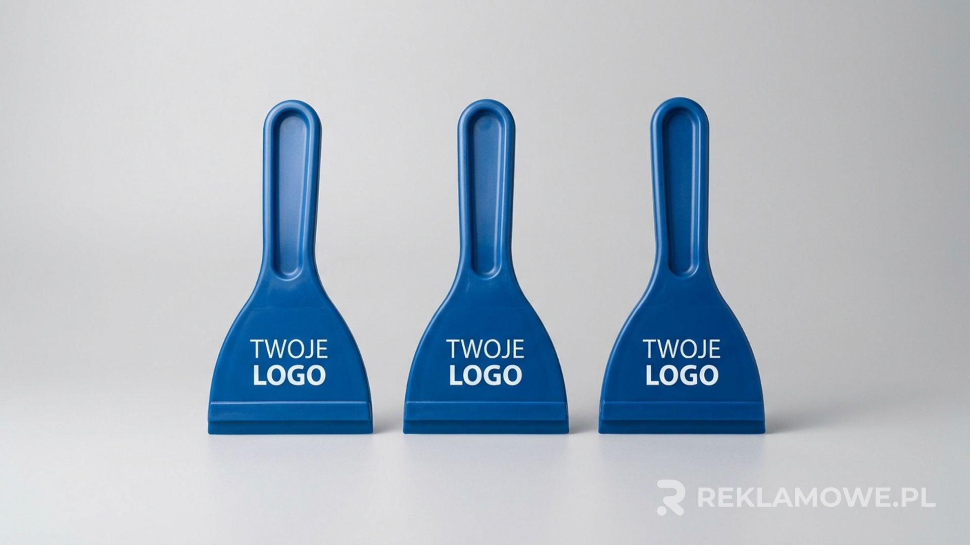 Skrobaczka reklamowa z rękawicą i klasyczna skrobaczka do szyb zimą