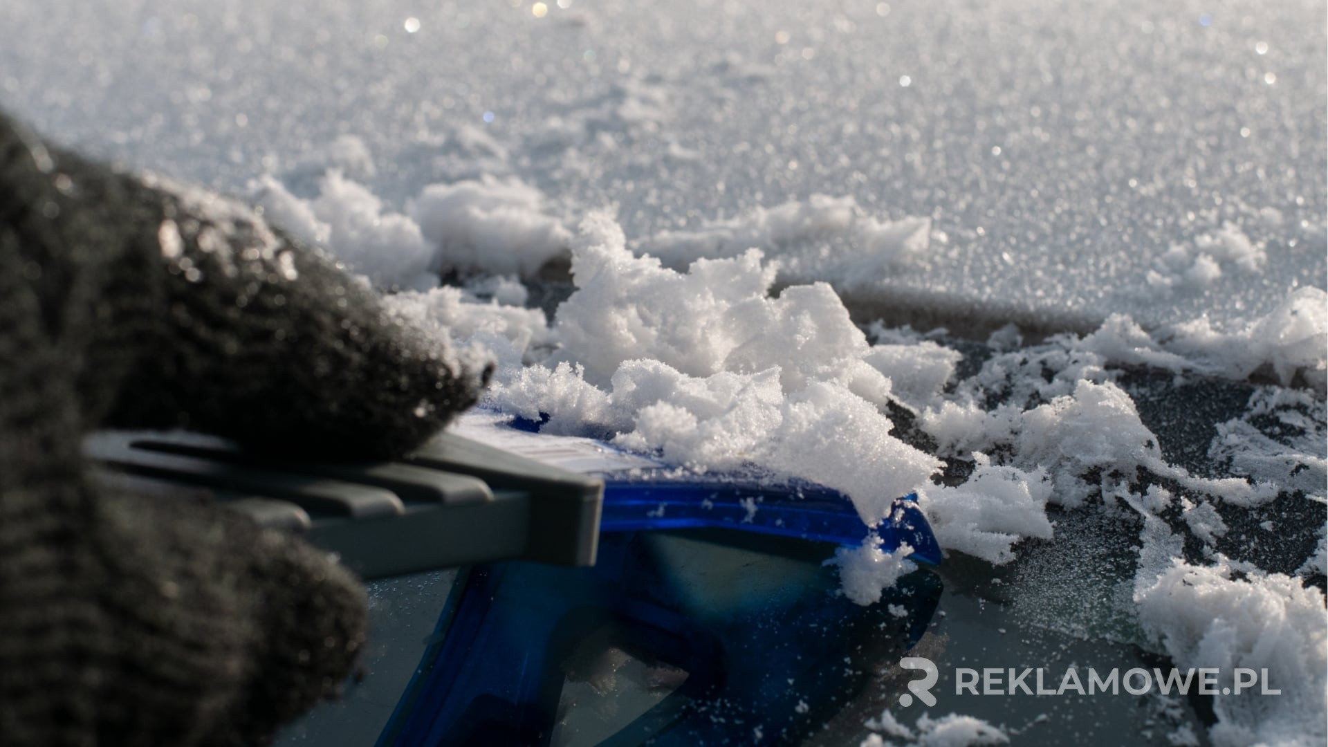 Skrobaczka reklamowa używana do czyszczenia szyby samochodu w zimie