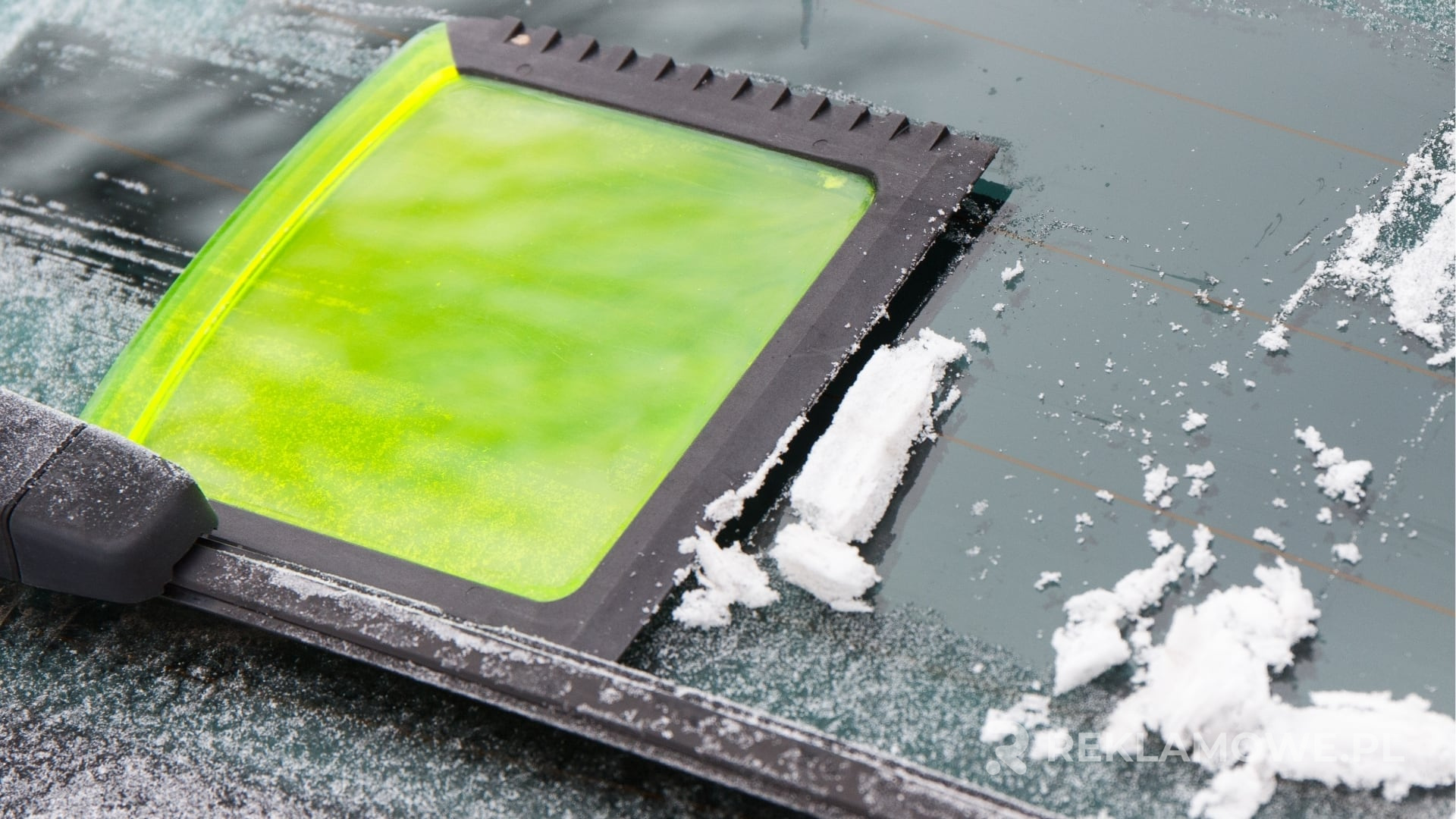 Skrobaczka reklamowa w użyciu na zimowym tle