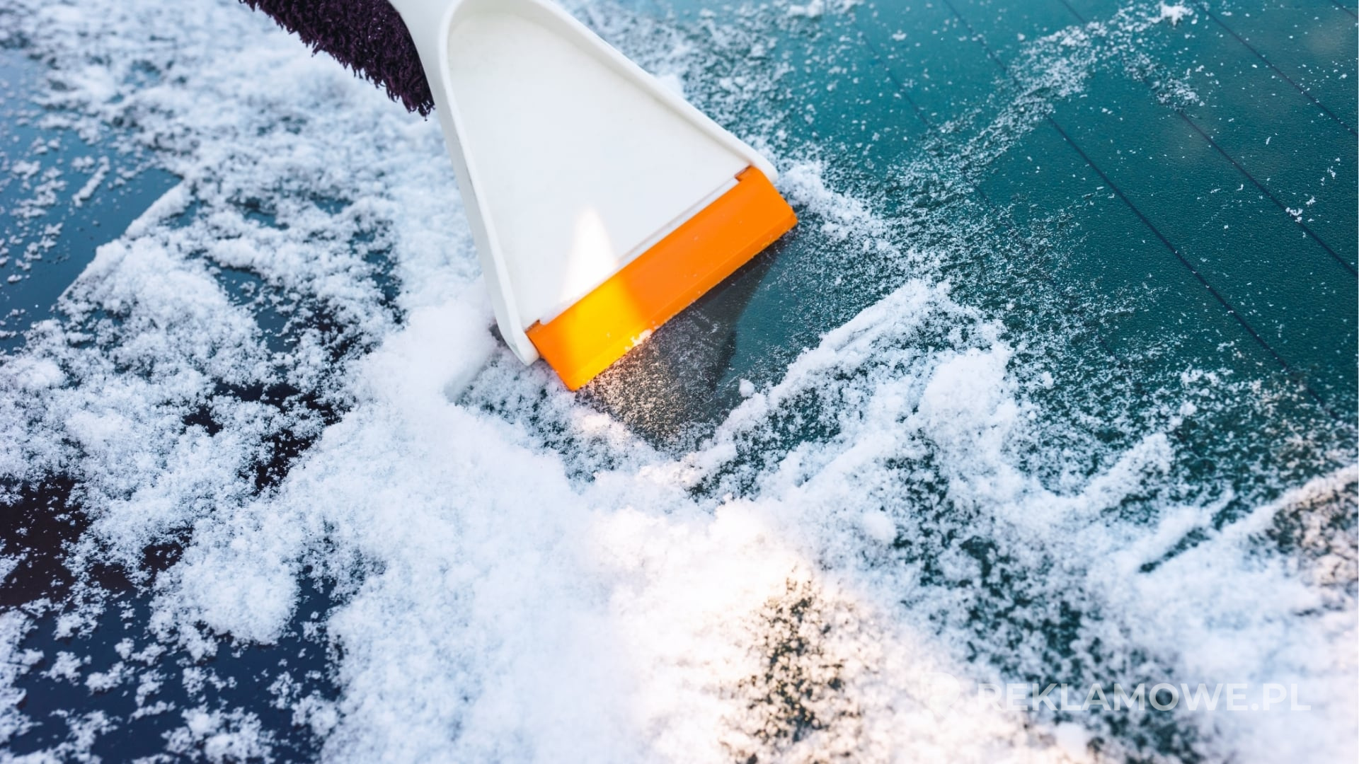 Skrobaczka do szyb w zimowym otoczeniu