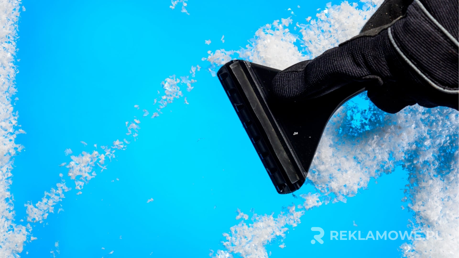 Skrobaczka reklamowa na tle różnych materiałów promocyjnych