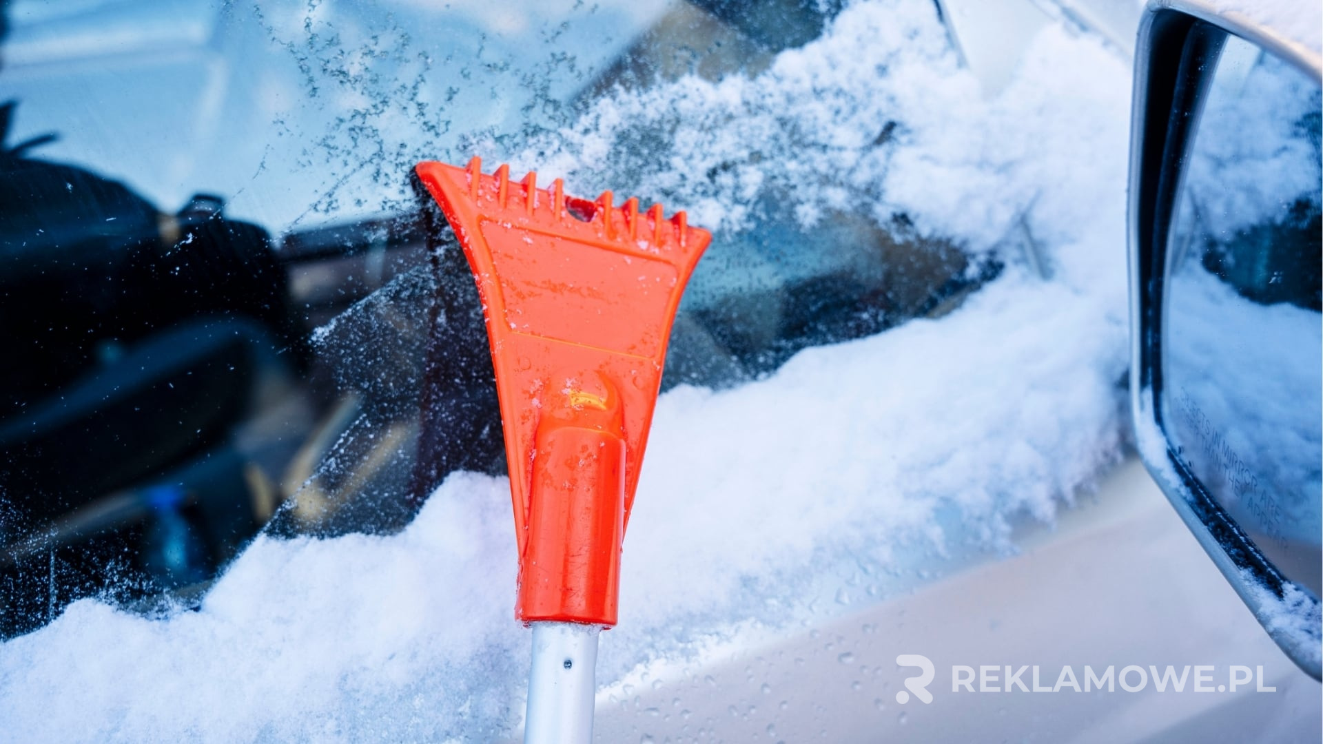 Skrobaczka reklamowa z logo firmy jako narzędzie budowania marki