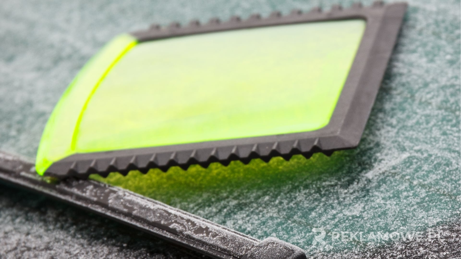 Skrobaczka reklamowa używana do oczyszczania szyb samochodu zimą